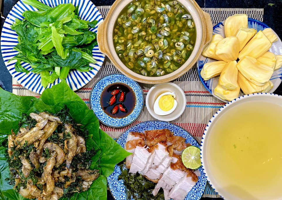 Canh ốc - Cá bống chiên lá lốt - Thịt quay - Rau cải luộc chấm trứng - Mít