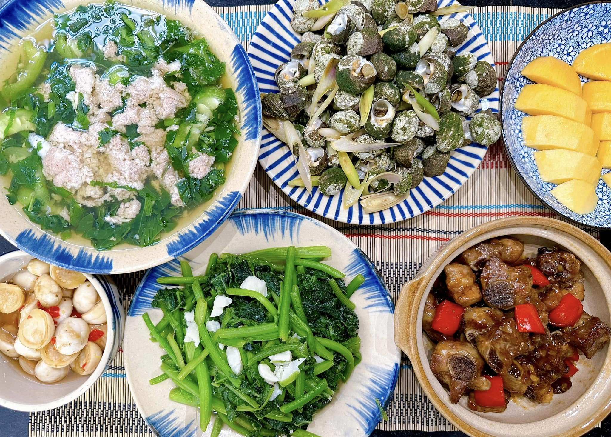 Ốc rỗ luộc - Sườn xào chua ngọt - Canh cua nấu mồng tơi - Cà muối