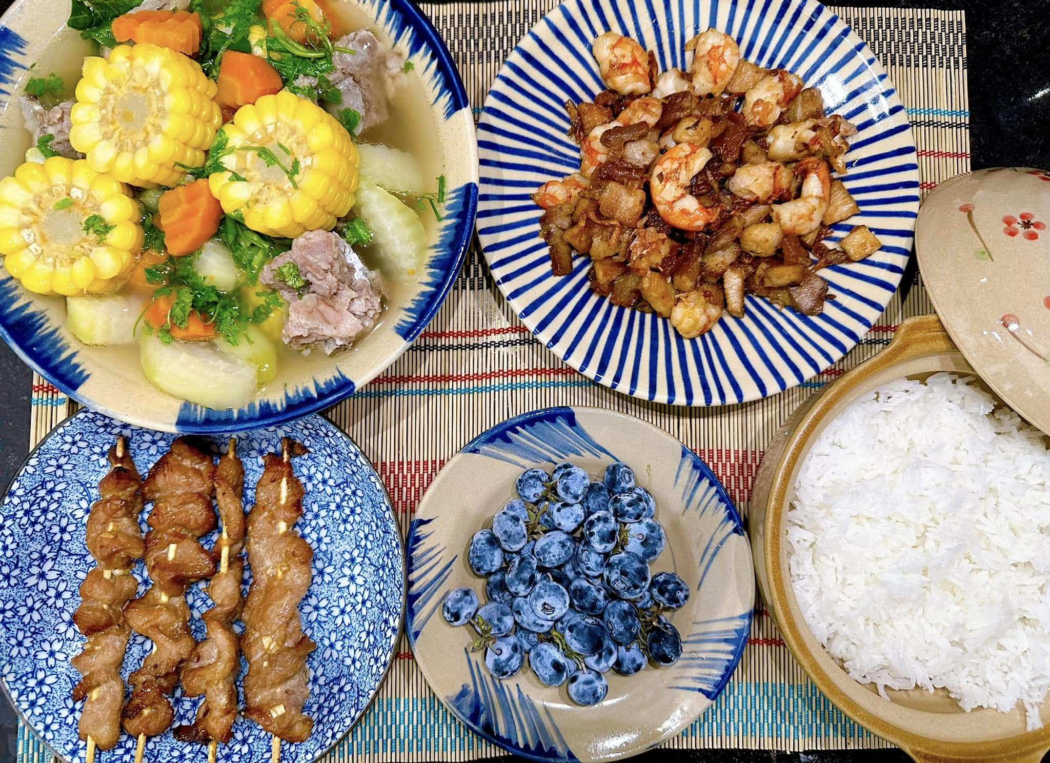 Sườn ninh củ quả - Tôm rang thịt - Thịt xiên - Việt quất