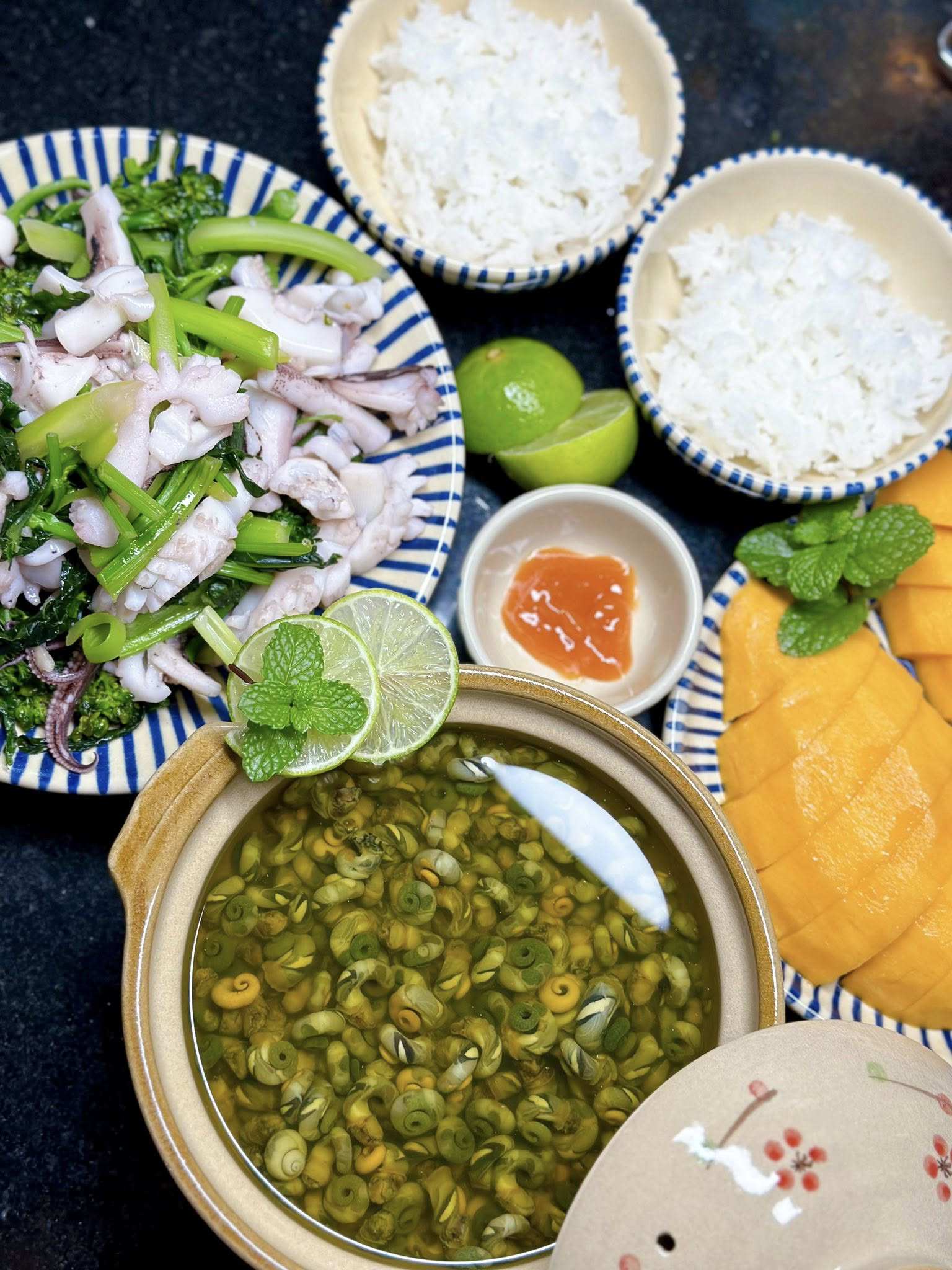 Canh ốc rỗ - Mực xào súp lơ - Xoài