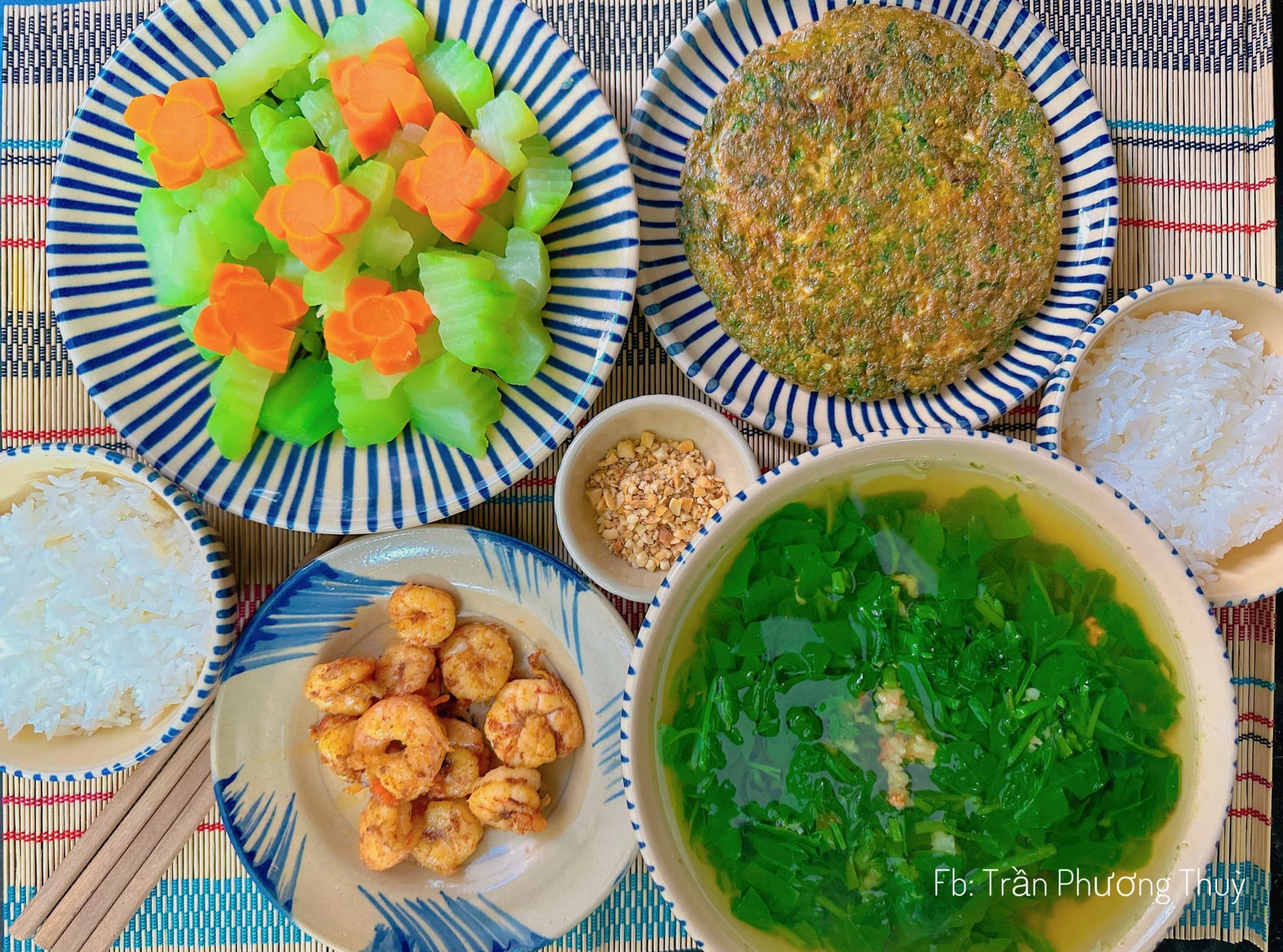 Canh rau mồng tơi nấu tôm - Tôm rang - Trứng rán lá ngải - Susu cà rốt luộc