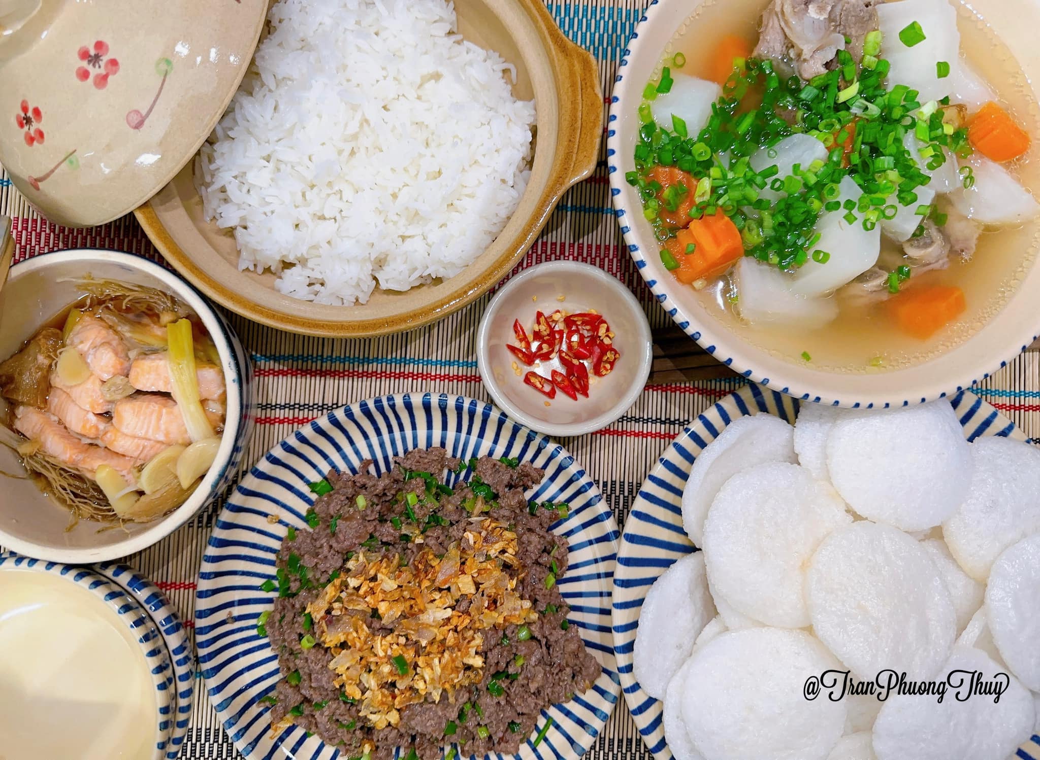 Canh xương ninh củ cải, cà rốt - Bò băm xào ăn cùng phồng tôm - Cá hồi hấp xì dầu