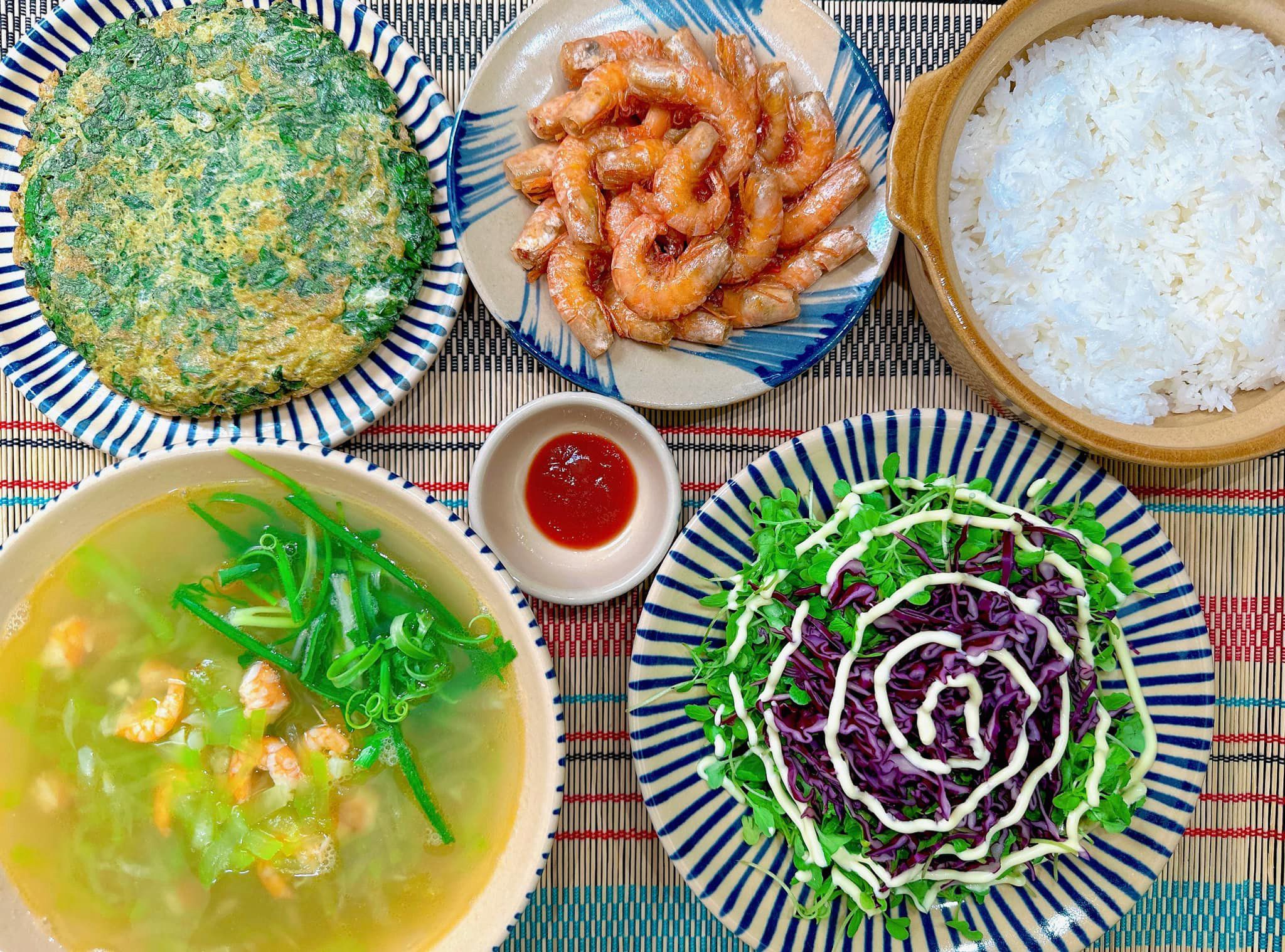 Canh bầu nấu tôm - Tôm rang - Trứng rán lá ngải - Salad