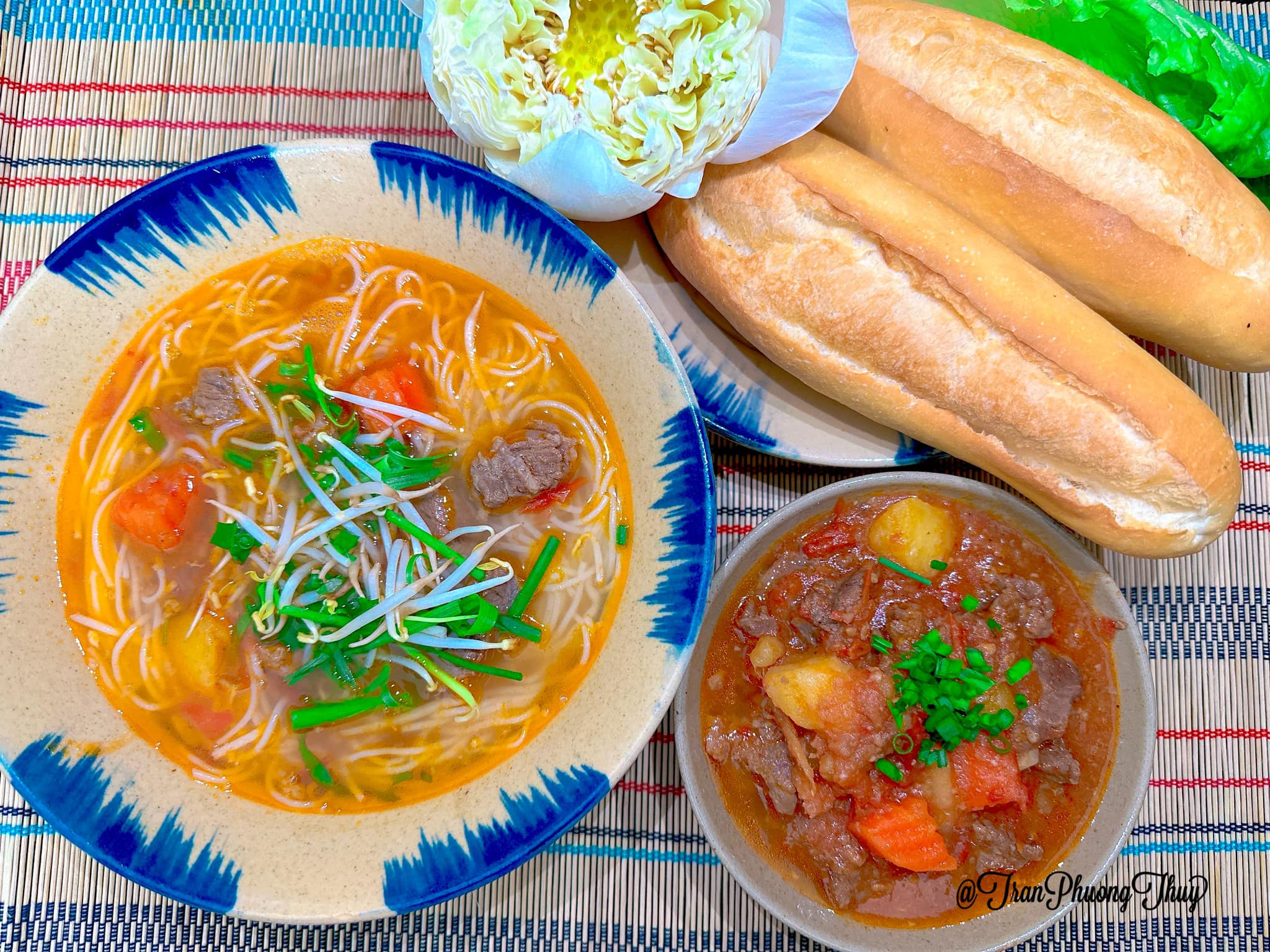Sốt vang ăn kèm bánh mì và bún bò sốt vang