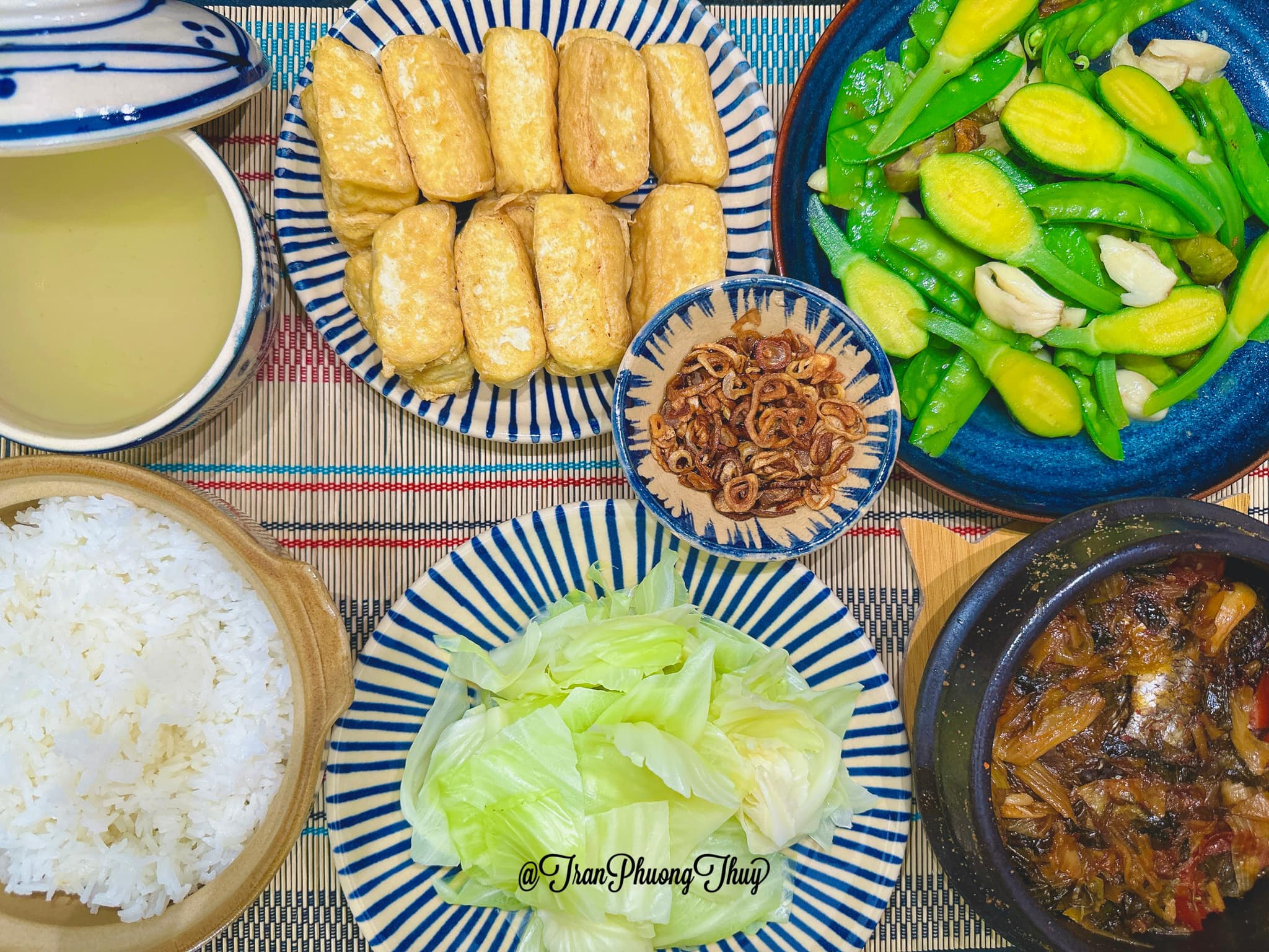 Cá kho - Đậu rán chấm mắm hành phi - Nụ bí và đậu Hà Lan xào - Bắp cải luộc