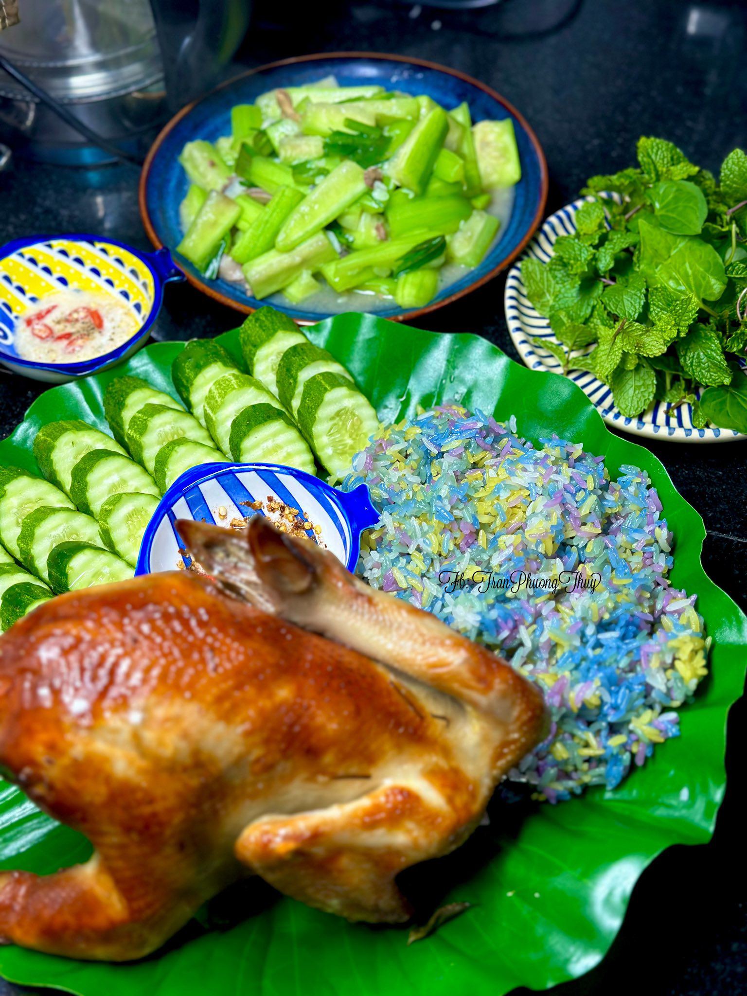 Gà nướng ăn kèm xôi ngũ sắc