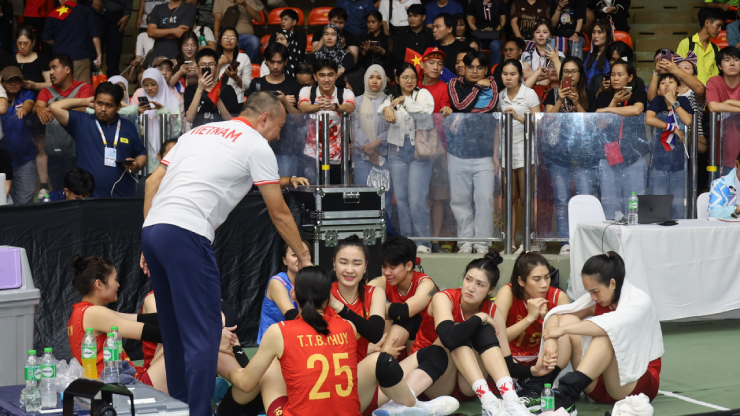 HLV Tuấn Kiệt an ủi các học trò sau trận đấu
