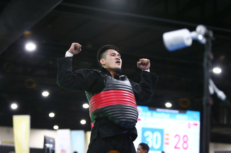 Duy Tuyến thắng áp đảo 46-6 trước võ sĩ Malaysia để vào chung kết pencak silat hạng 80-85 kg nam vào ngày 17/12. Ảnh Lê Phong