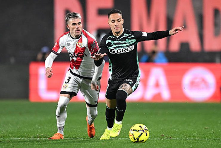 Antony và các cầu thủ Betis chật vật trước Rayo Vallecano đá quyết liệt hơn