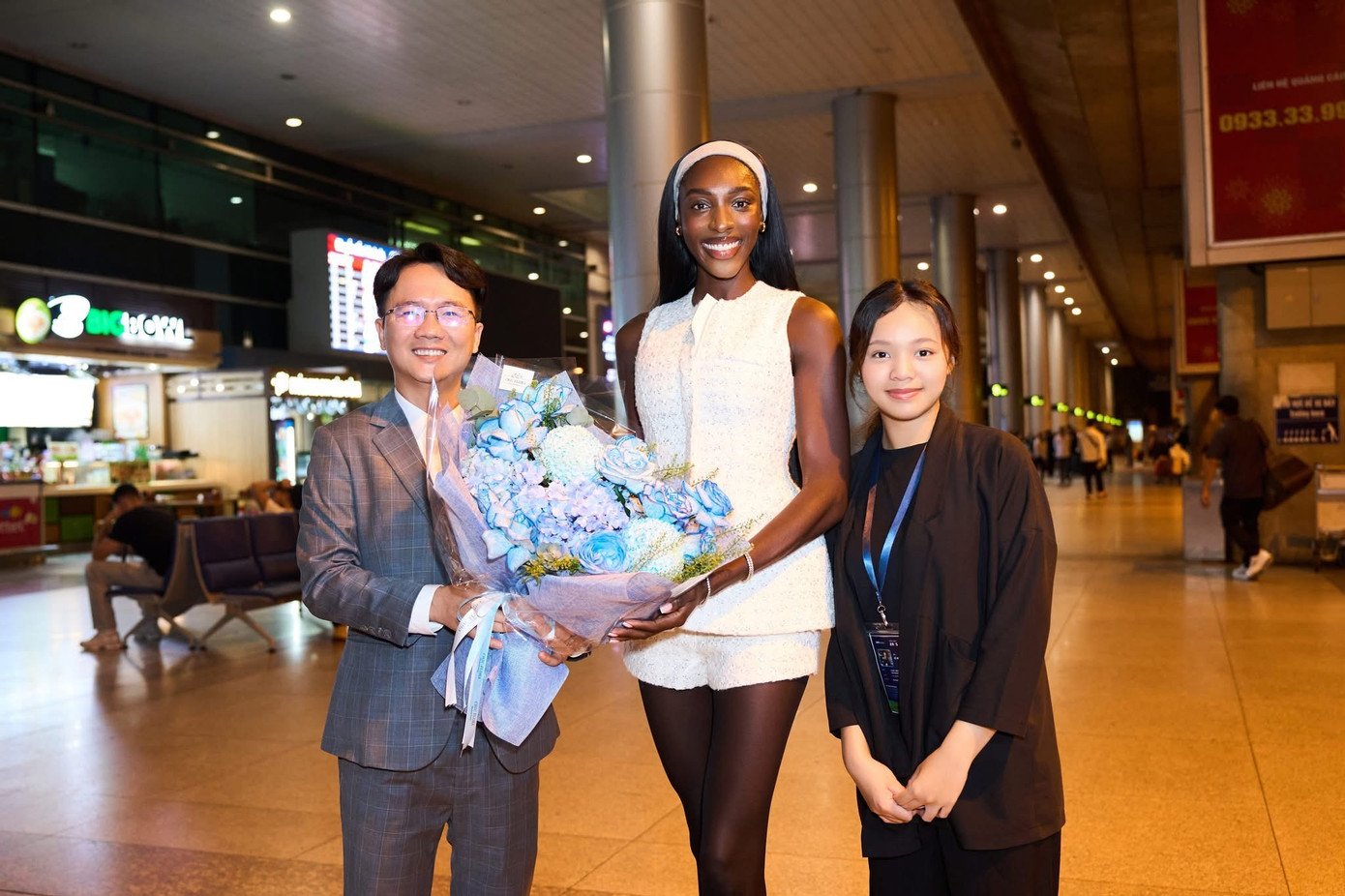 Olivia Yace tại sân bay Tân Sơn Nhất sáng 16/12.