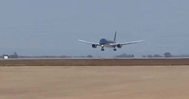 Phi công tiết lộ hậu trường "xông đất" chưa từn...