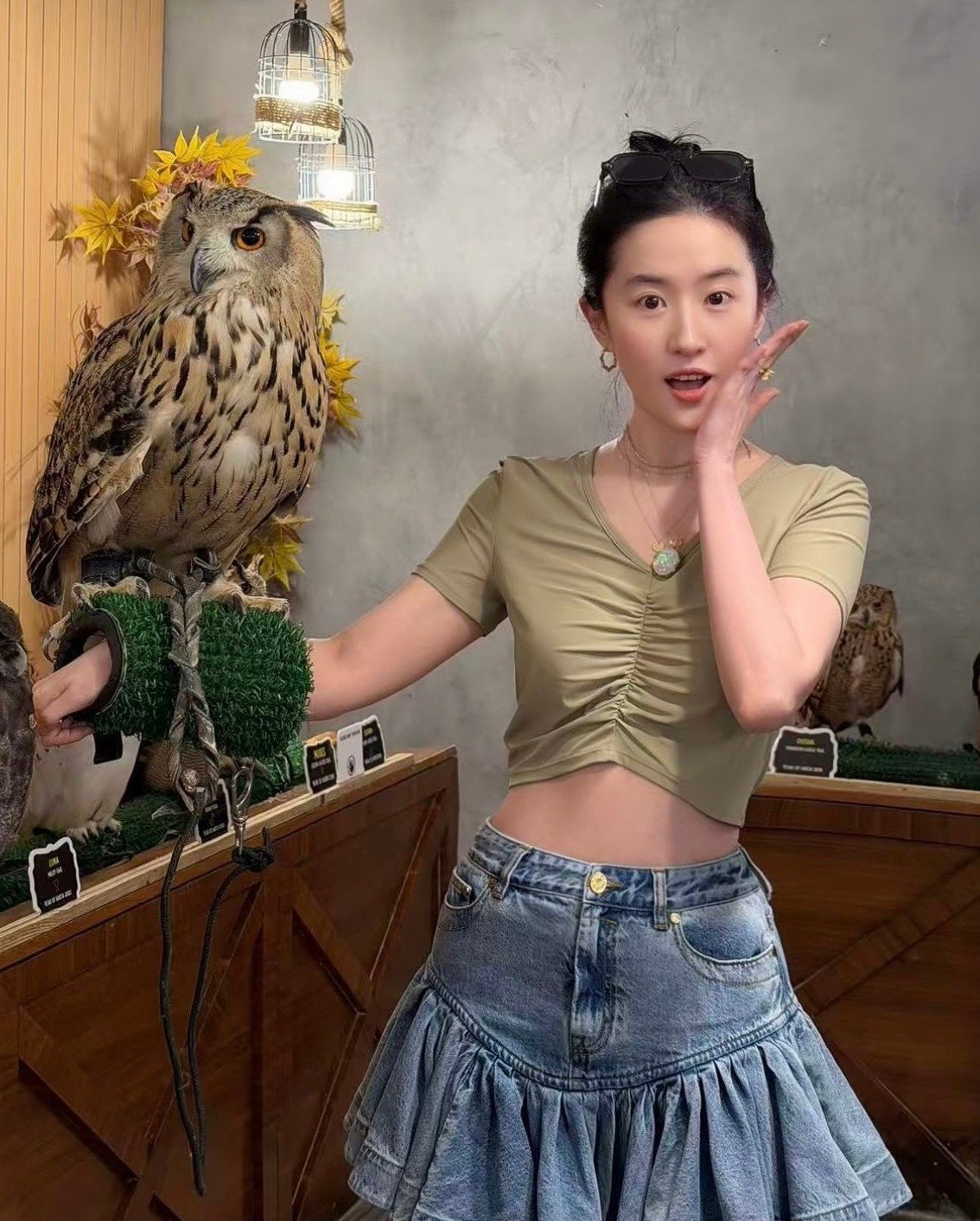 Hình ảnh Lưu Diệc Phi chia sẻ được chỉnh sửa vóc dáng thon gọn gầy đi tới chục cân. Vì vậy, cô xóa bỏ đoạn video làm lộ vóc dáng thật (ảnh phải).