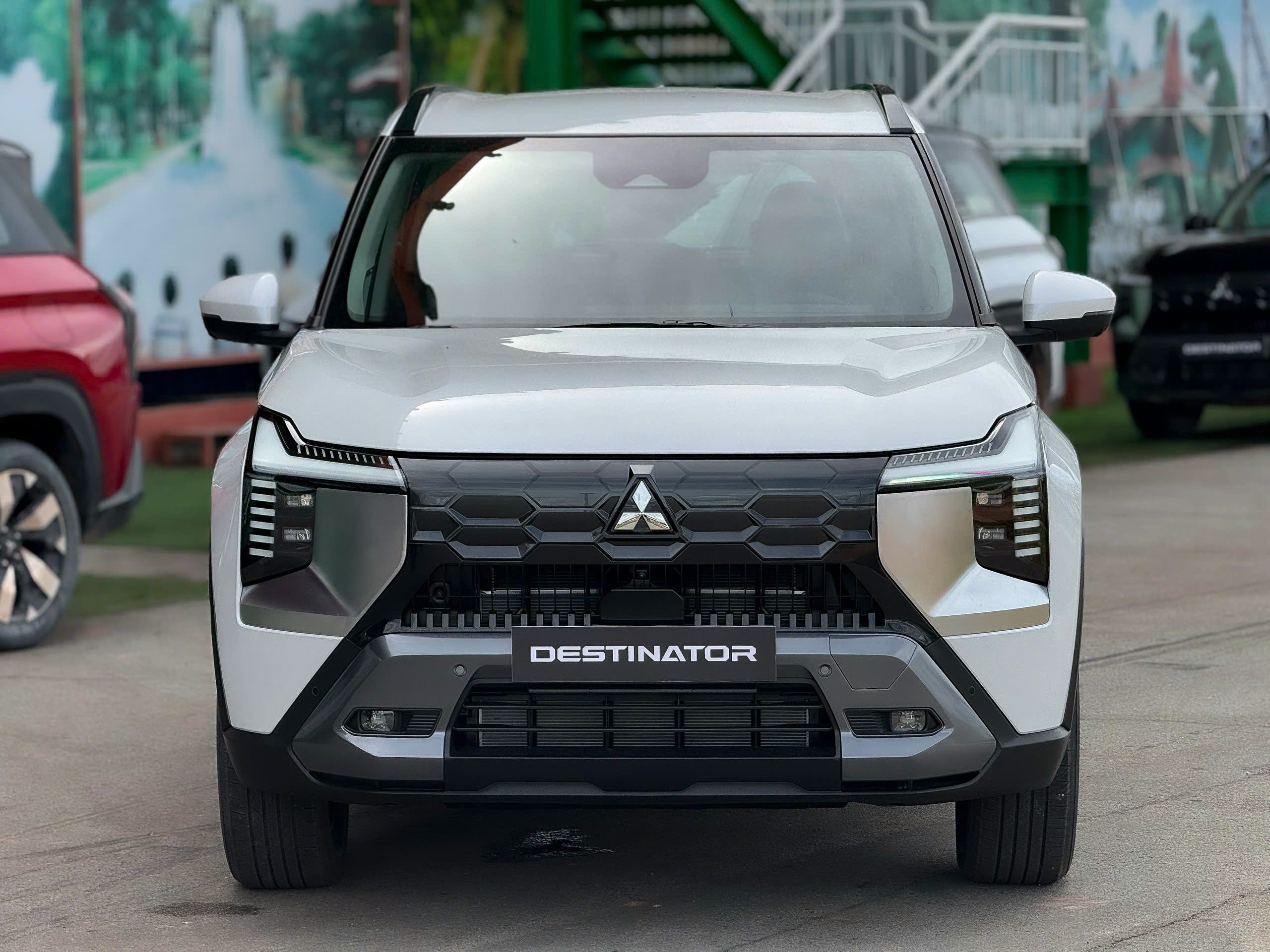 Mitsubishi Destinator chỉ có 2 phiên bản là Premium và Ultimate.