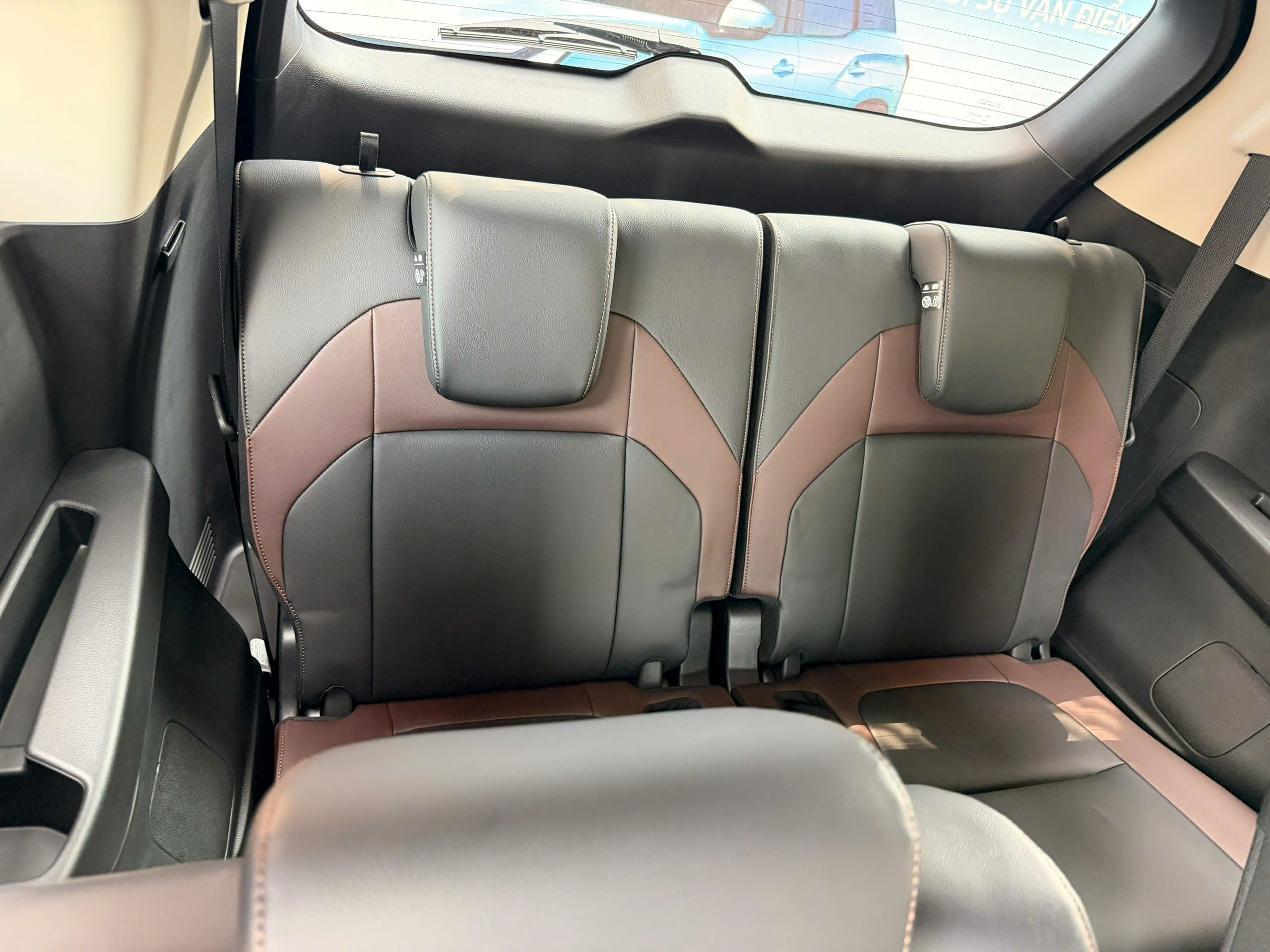 Hàng ghế thứ 3 rộng rãi và có khả năng ngả góc nghiên tạo ra sự thoải mái cho người dùng. 