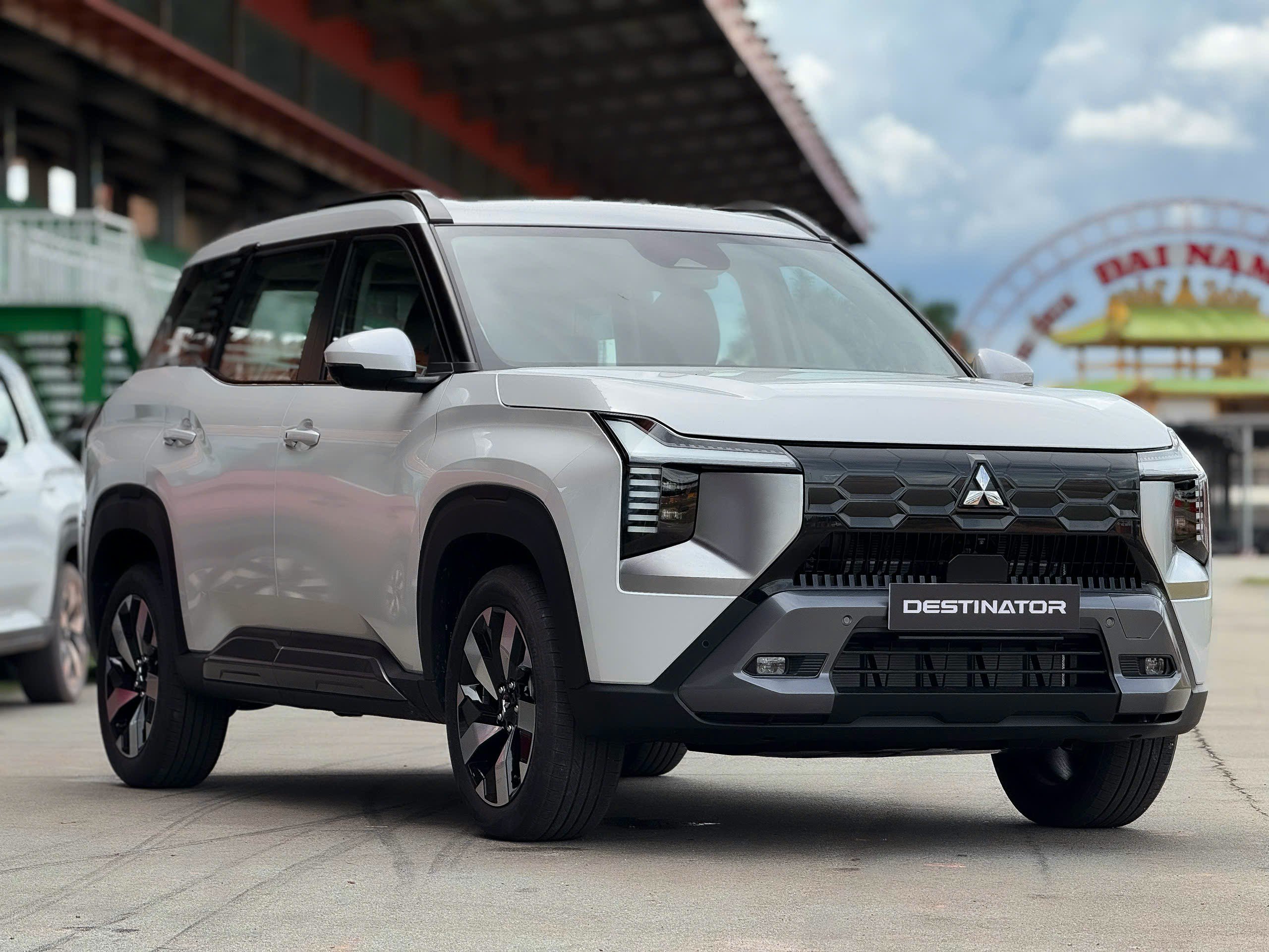 Mitsubishi Destinator&nbsp;nhận khoảng 2.000 đơn đặt hàng chỉ sau 1 tuần ra mắt.