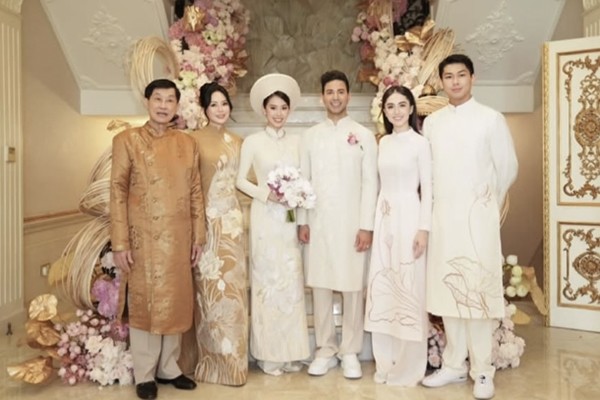 Marie Trâm Anh mới đây đã xuất hiện trong đám cưới Tiên Nguyễn với nhan sắc xinh đẹp, gợi cảm. Với tà áo dài truyền thống, cô gái trẻ đã gây được thiện cảm trong lòng công chúng.