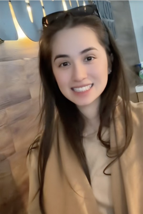 Ngay cả khi để mặt mộc, Marie Trâm Anh cũng khiến khán giả ngỡ ngàng với nhan sắc tươi trẻ và nhiều sức sống cùng thần thái sang trọng.