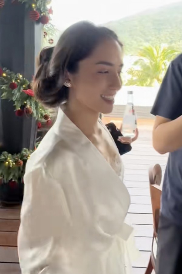 Ngay cả khi để mặt mộc, Marie Trâm Anh cũng khiến khán giả ngỡ ngàng với nhan sắc tươi trẻ và nhiều sức sống cùng thần thái sang trọng.