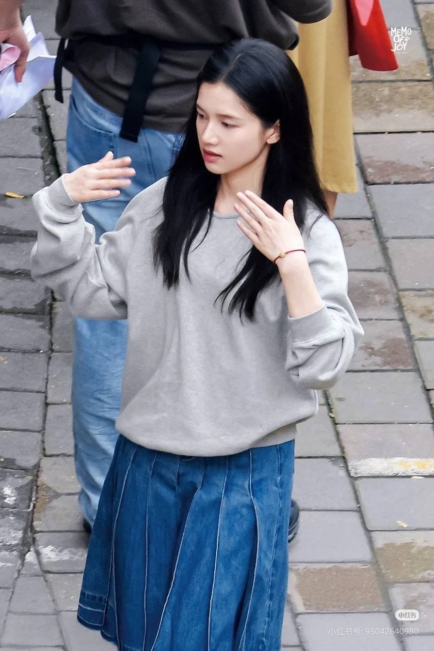 Trương Tịnh Nghi bị dìm dáng trong phim ngôn tình mới, chưa set đồ nào được khen - 2