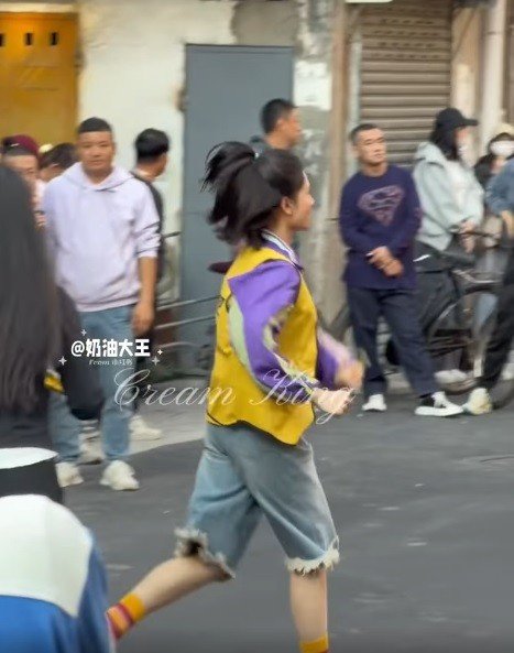 Trương Tịnh Nghi bị dìm dáng trong phim ngôn tình mới, chưa set đồ nào được khen - 3