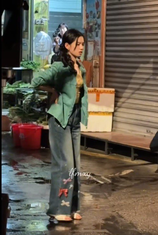 Trương Tịnh Nghi bị dìm dáng trong phim ngôn tình mới, chưa set đồ nào được khen - 4