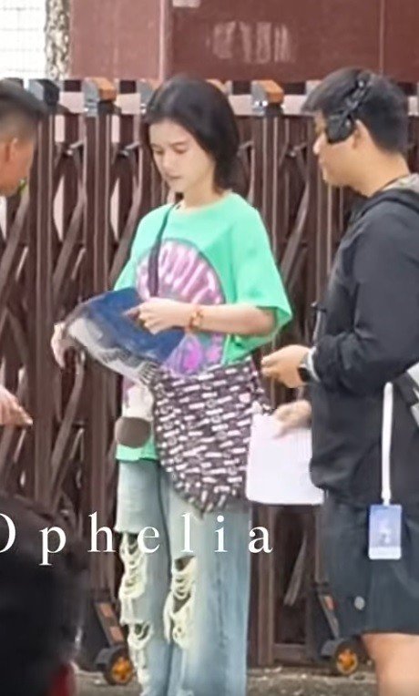 Trương Tịnh Nghi bị dìm dáng trong phim ngôn tình mới, chưa set đồ nào được khen - 5