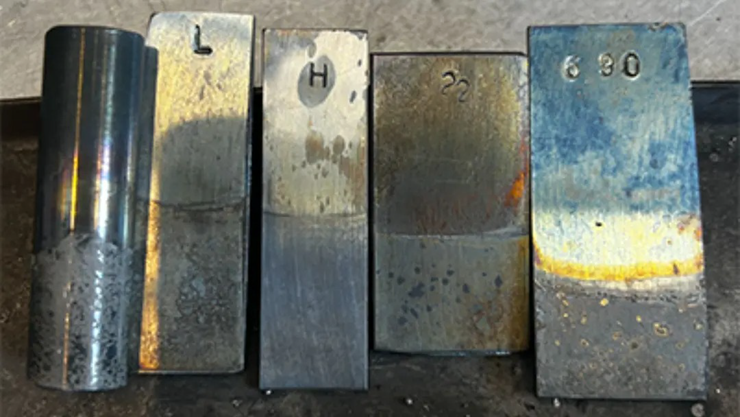 Tác động của việc tiếp xúc với chì lỏng trên các thanh mẫu bằng thép không gỉ.