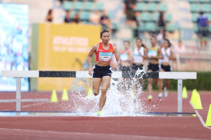 Trực tiếp điền kinh SEA Games 33: Nguyễn Thị Oanh lập hat-trick HCV, hot girl 19 tuổi gây ngỡ ngàng - 10