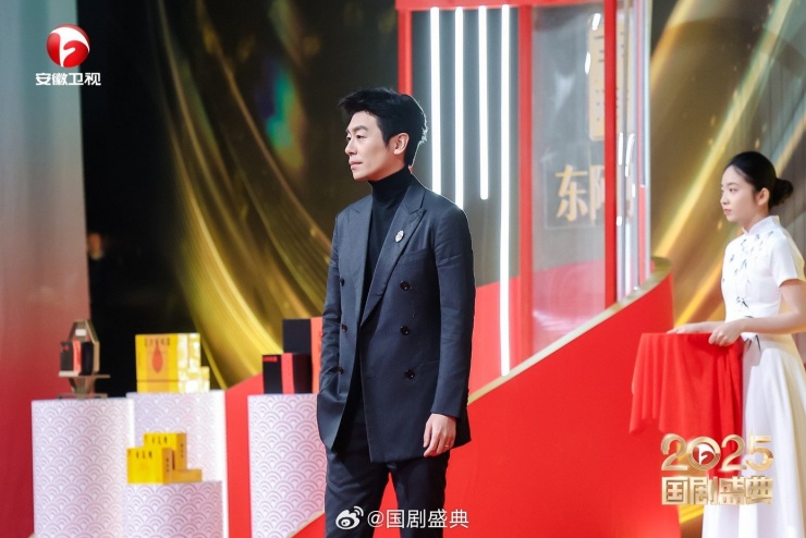 Chu Á Văn xuất hiện trong bộ vest đen, bên trong khéo léo phối thêm áo giữ nhiệt cổ cao để giữ ấm.