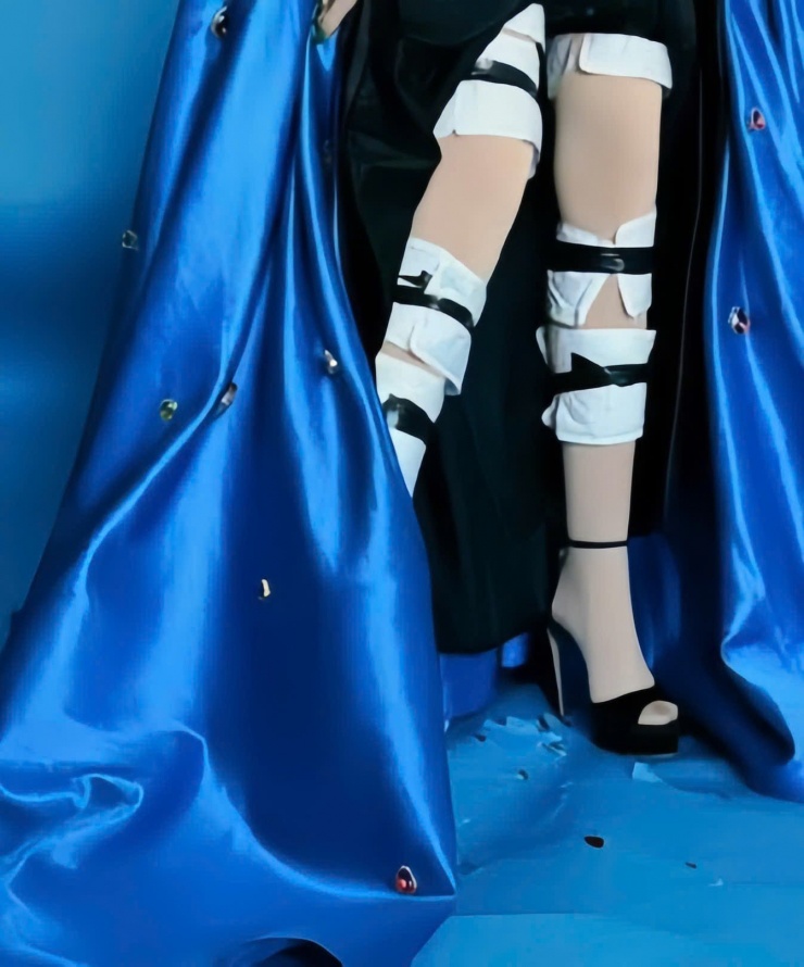 Cô nàng cũng tiết lộ ẩn sau lớp váy ấy là tới 20 miếng giữ nhiệt được dán kín, giúp cô chống chọi với cái lạnh.