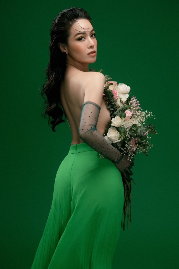 Sao Việt ngày 16/12: Ca sĩ Nhật Kim Anh gây chú ý khi tung bộ ảnh chụp bán khỏa thân quyến rũ.