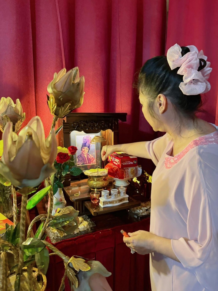 NSND Hồng Vân thắp hương tưởng nhớ cố nghệ sĩ Thanh Nga. "Cô mất năm 36 tuổi, lúc đó tôi 12 tuổi. 47 năm đã trôi qua nhưng cô vẫn còn mãi trong trái tim người mộ điệu", chị viết.