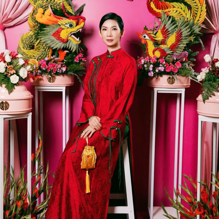 Siêu mẫu Xuân Lan nền nã trong tà áo dài đỏ.