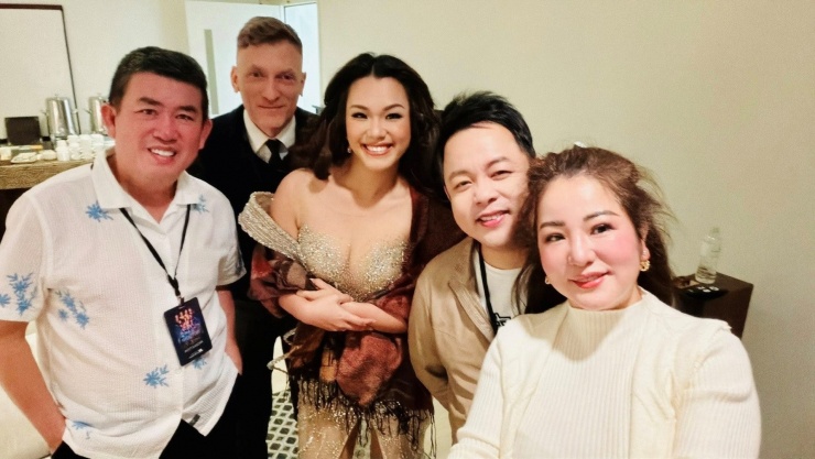 Diễn viên Thúy Nga hội ngộ ca sĩ Quang Lê, ca sĩ Phương Vy trong hậu trường.