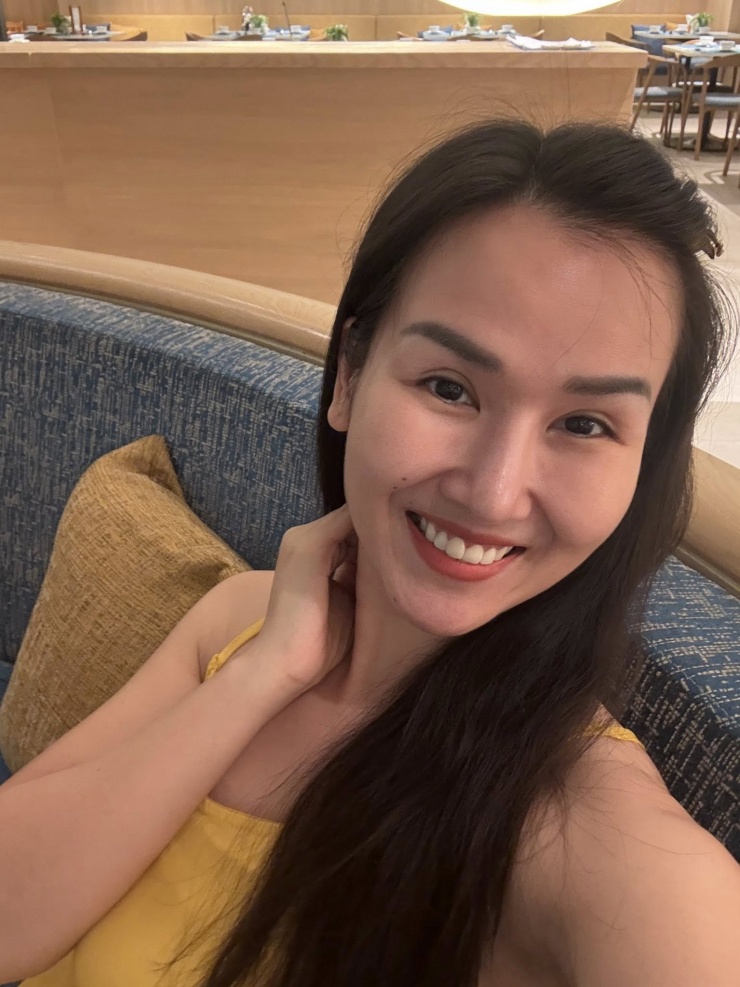 Ca sĩ Võ Hạ Trâm để mặt mộc đi làm vẫn rạng rỡ.&nbsp;