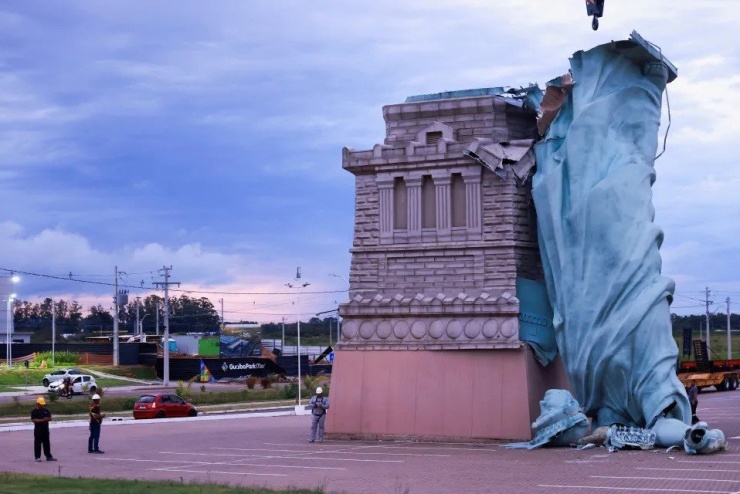 Các đội chuyên trách đã nhanh chóng được điều động tới hiện trường để thu dọn đống đổ nát.