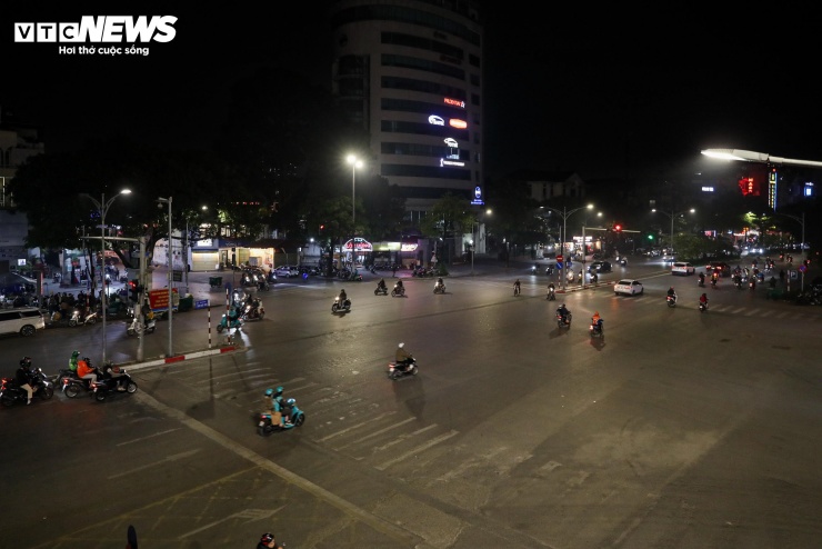 Đêm lạnh đường vắng, người Hà Nội vẫn kiên nhẫn chờ đèn đỏ đều tăm tắp - 2