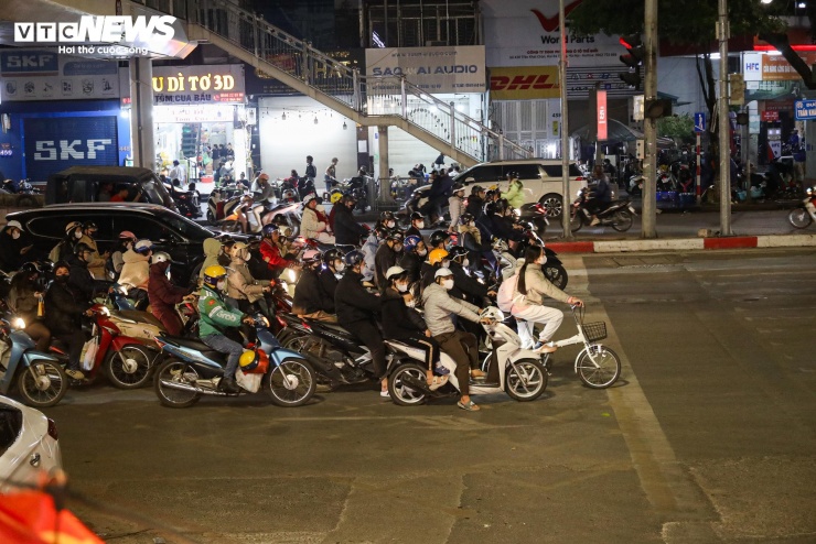 Đêm lạnh đường vắng, người Hà Nội vẫn kiên nhẫn chờ đèn đỏ đều tăm tắp - 4