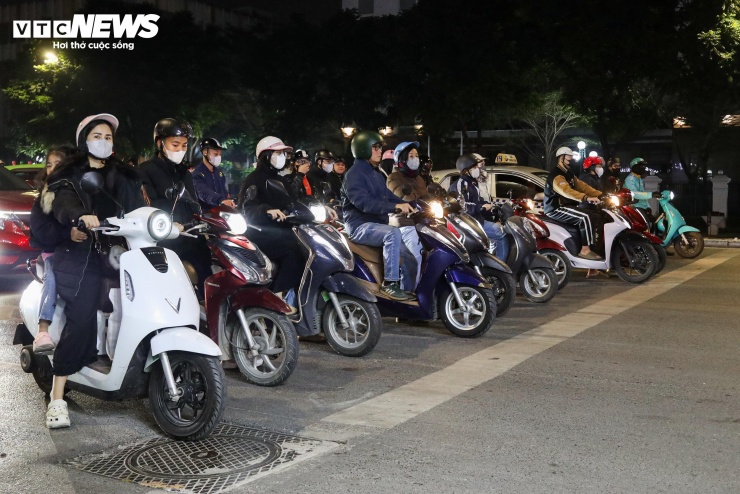 Đêm lạnh đường vắng, người Hà Nội vẫn kiên nhẫn chờ đèn đỏ đều tăm tắp - 5