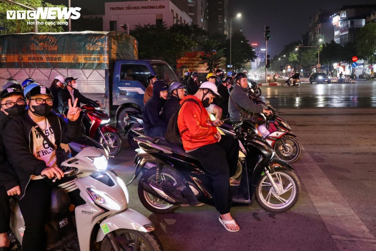 Đêm lạnh đường vắng, người Hà Nội vẫn kiên nhẫn chờ đèn đỏ đều tăm tắp - 6
