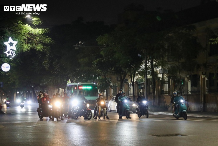 Đêm lạnh đường vắng, người Hà Nội vẫn kiên nhẫn chờ đèn đỏ đều tăm tắp - 8
