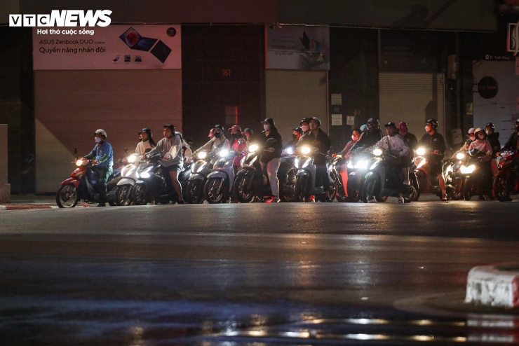 Đêm lạnh đường vắng, người Hà Nội vẫn kiên nhẫn chờ đèn đỏ đều tăm tắp - 12
