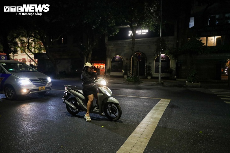 Đêm lạnh đường vắng, người Hà Nội vẫn kiên nhẫn chờ đèn đỏ đều tăm tắp - 10