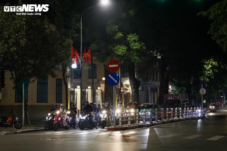 Đêm lạnh đường vắng, người Hà Nội vẫn kiên nhẫn chờ đèn đỏ đều tăm tắp - 13