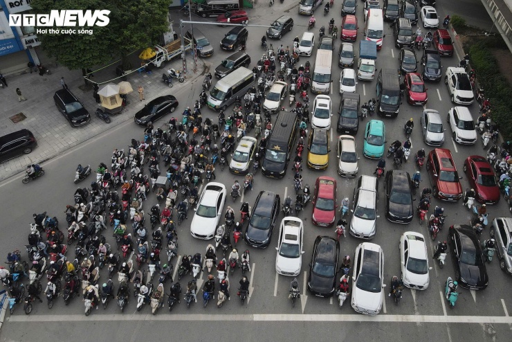 Đêm lạnh đường vắng, người Hà Nội vẫn kiên nhẫn chờ đèn đỏ đều tăm tắp - 15