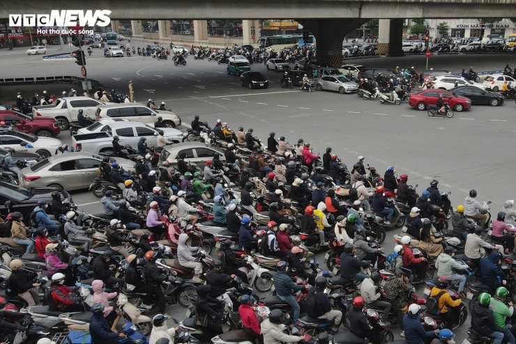 Đêm lạnh đường vắng, người Hà Nội vẫn kiên nhẫn chờ đèn đỏ đều tăm tắp - 16