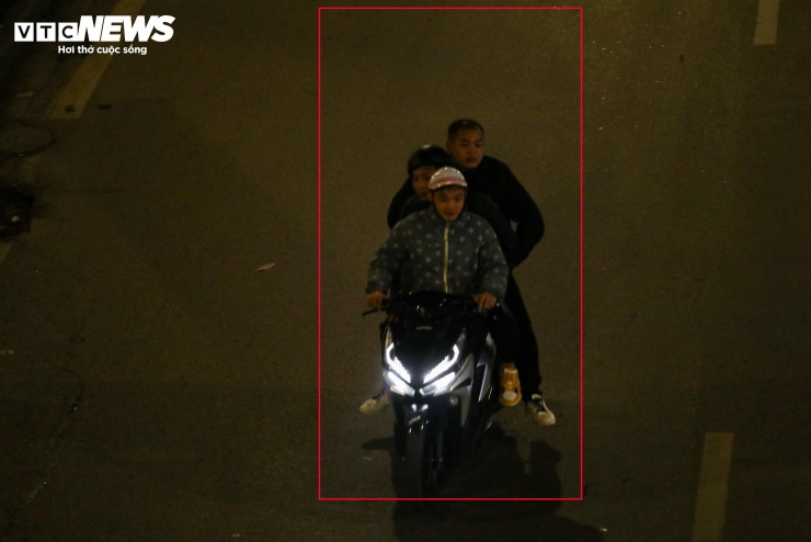 Đêm lạnh đường vắng, người Hà Nội vẫn kiên nhẫn chờ đèn đỏ đều tăm tắp - 17