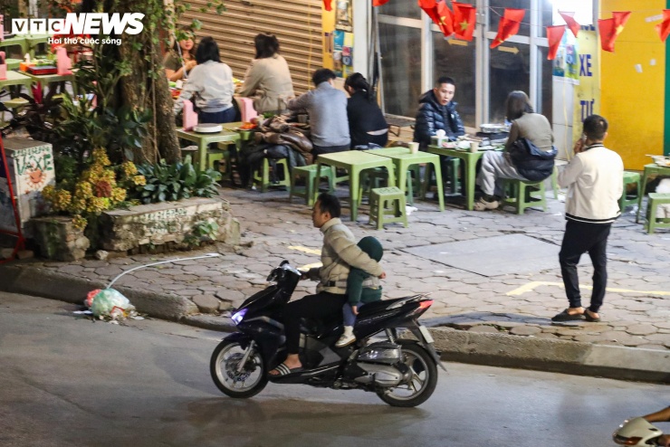 Đêm lạnh đường vắng, người Hà Nội vẫn kiên nhẫn chờ đèn đỏ đều tăm tắp - 19