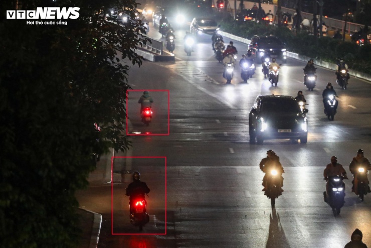 Đêm lạnh đường vắng, người Hà Nội vẫn kiên nhẫn chờ đèn đỏ đều tăm tắp - 18