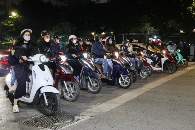 Đêm lạnh đường vắng, người Hà Nội vẫn kiên nhẫn chờ đèn đỏ đều tăm tắp